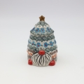 Pojemnik ceramiczny Gnom choinka z pokrywką A523 D62 – ręcznie malowana ceramika bolesławiecka w kształcie gnomka i choinki, dekoracyjny i praktyczny do przechowywania drobiazgów lub słodyczy.