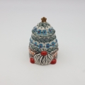 Pojemnik ceramiczny Gnom choinka z pokrywką A523 D62 – ręcznie malowana ceramika bolesławiecka w kształcie gnomka i choinki, dekoracyjny i praktyczny do przechowywania drobiazgów lub słodyczy.