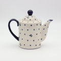 Czajnik ceramiczny Bolesławiec A72 D122 na stole – tradycyjna polska ceramika do herbaty.