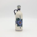 Ręcznie zdobiona ceramiczna butelka z korkiem o pojemności 0,8 l wykonana z tradycyjnej ceramiki bolesławieckiej. Idealna do przechowywania nalewek, oliwy, wody lub jako dekoracja kuchni.
