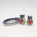 Wyprofilowana ceramiczna tacka zapobiegająca przesuwaniu się przyprawników.