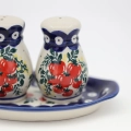 Ceramiczna solniczka i pieprzniczka z tacką z Bolesławca z ręcznie malowanym zdobieniem.