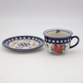 Wyprofilowany ceramiczny spodek z delikatnym wgłębieniem na filiżankę.