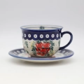 Ceramiczna filiżanka ze spodkiem do kawy z Bolesławca z ręcznie malowanym zdobieniem.