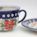 Gładkie, gładko szkliwione wnętrze ceramicznej filiżanki do kawy.