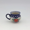 Widok z boku na mały kubek ceramiczny o charakterystycznym kształcie beczki.