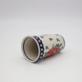 Poranna kawa w samochodzie – ceramiczny kubek podróżny Bolesławiec w wnętrzu auta.