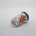 Poranna kawa w samochodzie – ceramiczny kubek podróżny Bolesławiec w wnętrzu auta.