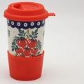Ręcznie malowany ceramiczny kubek termiczny Bolesławiec z czerwoną ochronną opaską silikonową.