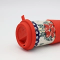 Ceramiczny kubek na kawę do samochodu Bolesławiec w uchwycie na kubek na desce rozdzielczej.