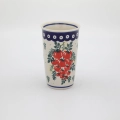 Poranna kawa w samochodzie – ceramiczny kubek podróżny Bolesławiec w wnętrzu auta.