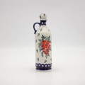Niezwykle urokliwa ceramiczna butelka w kształcie kuli z praktycznym uchem to połączenie tradycyjnego designu z codzienną funkcjonalnością.