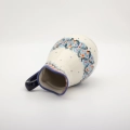 Autentyczna ceramika bolesławiecka – pojemny dzban ceramiczny z ergonomicznym uchwytem.