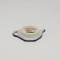 Ceramiczna podstawka z odłożoną torebką herbaty.