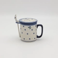 Ceramiczny kubek z zaparzaczem i pokrywką z Bolesławca, ręcznie malowany.