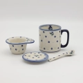 Ceramiczny kubek z zaparzaczem i pokrywką z Bolesławca, ręcznie malowany.