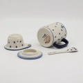 Ceramiczny kubek z zaparzaczem i pokrywką z Bolesławca, ręcznie malowany.