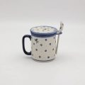 Ceramiczny kubek z zaparzaczem i pokrywką z Bolesławca, ręcznie malowany.