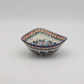 Ręcznie malowana ceramiczna miska z Bolesławca w tradycyjny wzór.