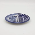 Ręcznie malowany ceramiczny talerz deserowy z Bolesławca w tradycyjny wzór.