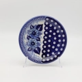 Ręcznie malowany ceramiczny talerz deserowy z Bolesławca w tradycyjny wzór.