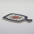 Ceramiczna deska do krojeni mała z wygodnym uchwytem, idealna na sery i przekąski.