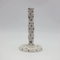 Ceramiczny stojak na ręcznik papierowy z ręcznie malowanym motywem dekoracyjnym.