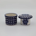 Ceramiczna maselnica wodna z ręcznie malowanym motywem, utrzymująca świeżość masła bez lodówki.