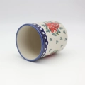 Duży ceramiczny pojemnik na przybory kuchenne z ręcznie malowanym motywem dekoracyjnym.