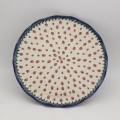 Ceramiczny talerz na ciasto z ręcznie malowanym motywem dekoracyjnym.