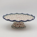 Ceramiczny talerz na ciasto z ręcznie malowanym motywem dekoracyjnym.