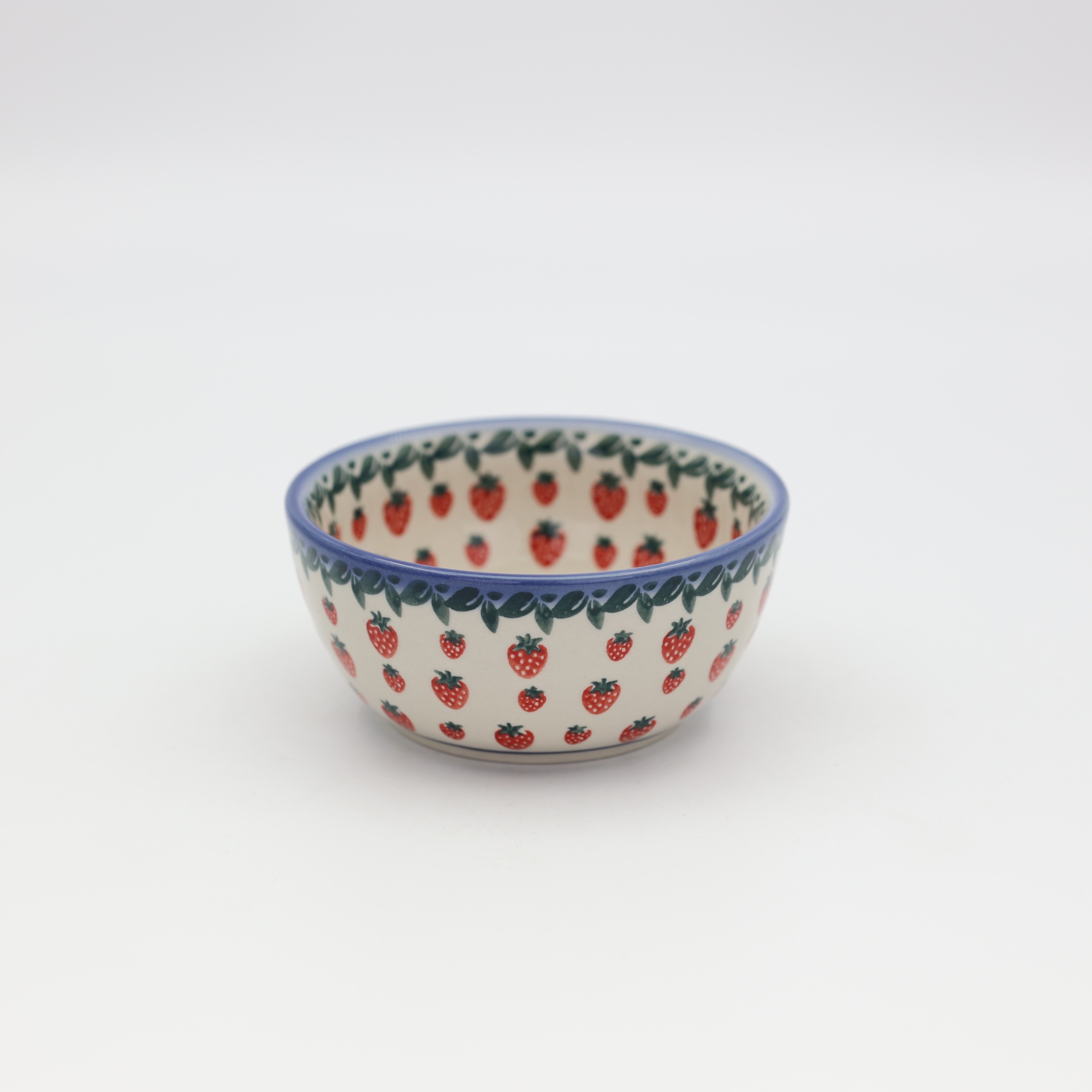 Miska 13 cm A85 D139 – ręcznie malowana ceramika bolesławiecka w tradycyjnym niebiesko-białym wzorze, idealna do zup, przekąsek i deserów.