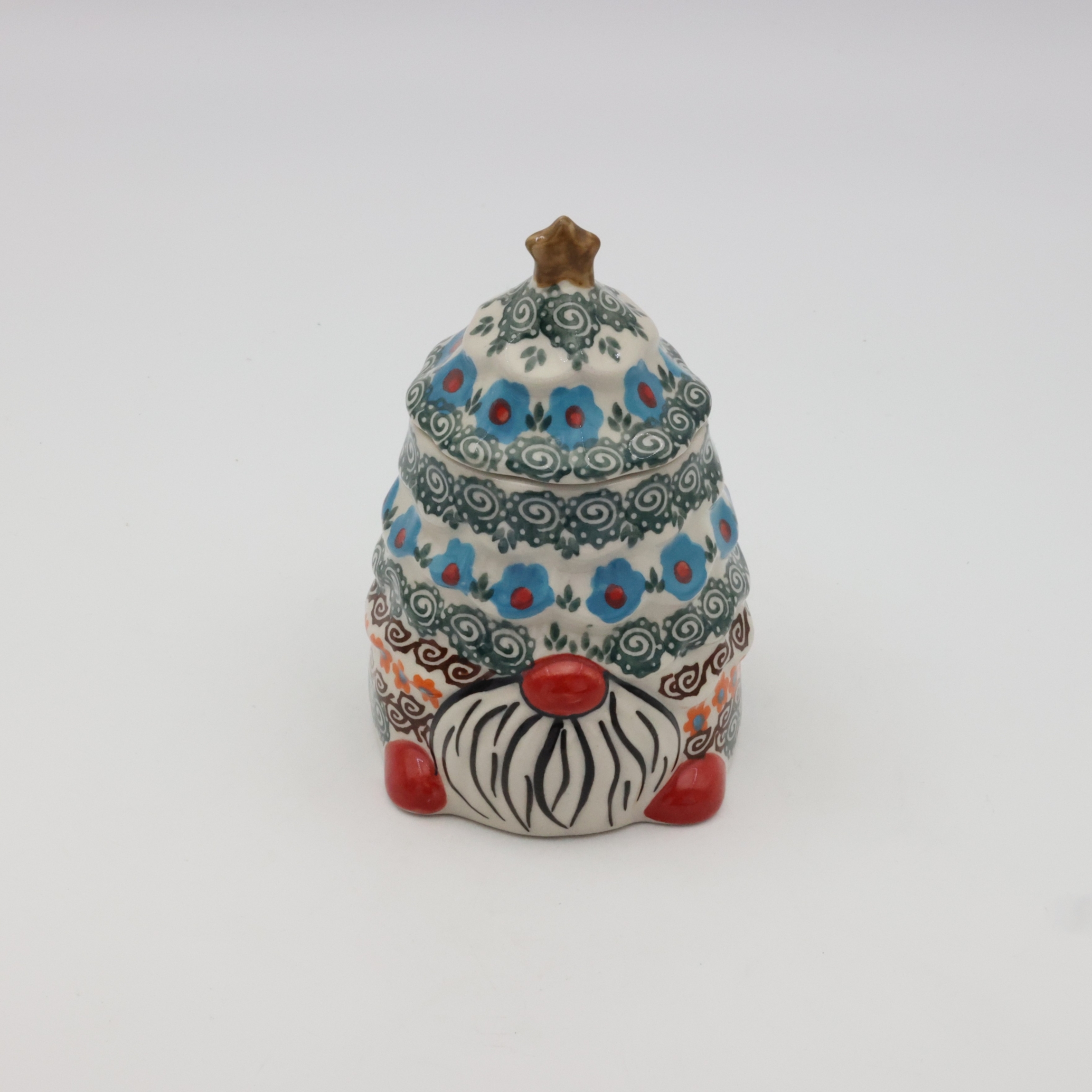 Pojemnik ceramiczny Gnom choinka z pokrywką A523 D62 – ręcznie malowana ceramika bolesławiecka w kształcie gnomka i choinki, dekoracyjny i praktyczny do przechowywania drobiazgów lub słodyczy.