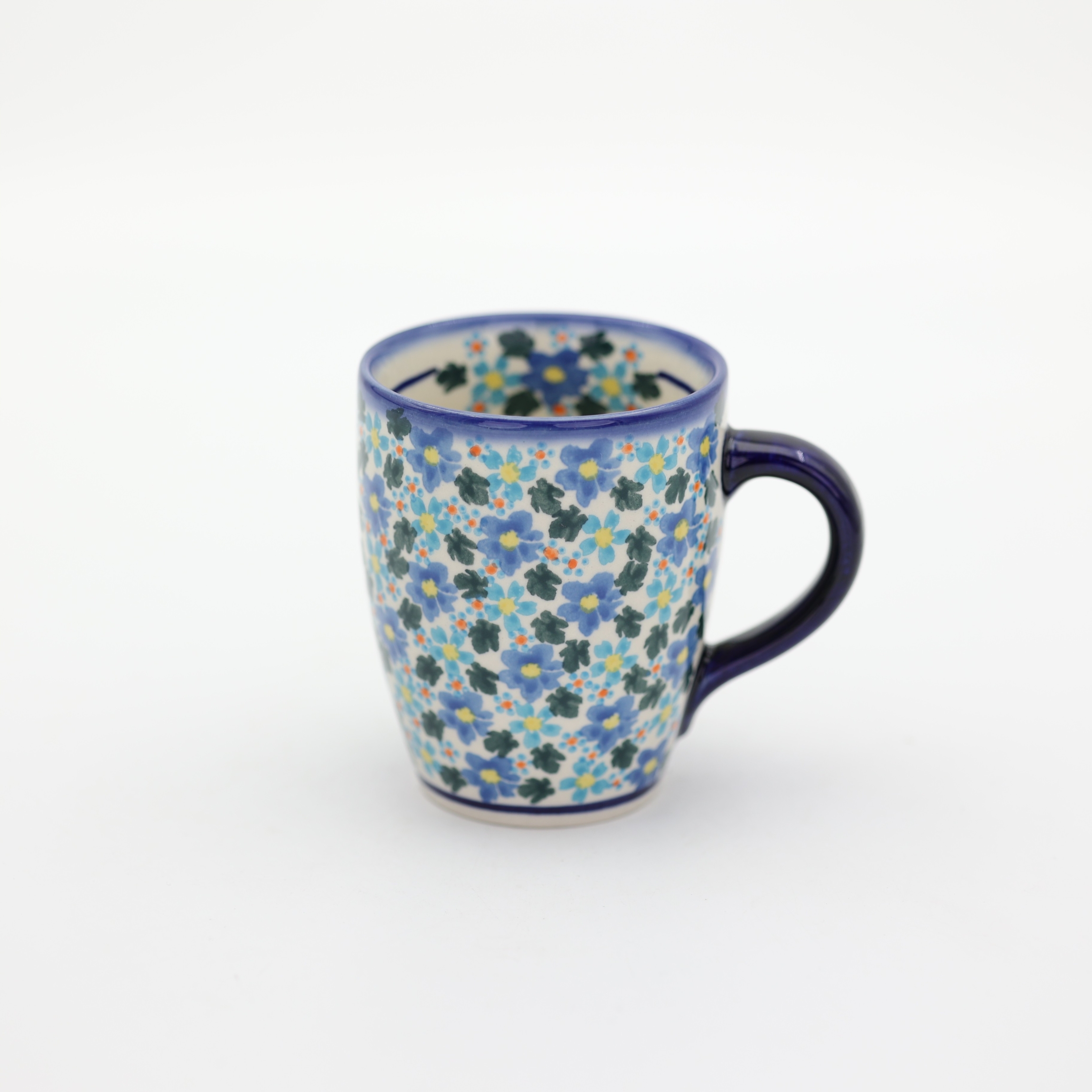 Kubek BEL A38 D134 – ręcznie malowana ceramika bolesławiecka w tradycyjnym wzorze, praktyczny i dekoracyjny do codziennego użytku.