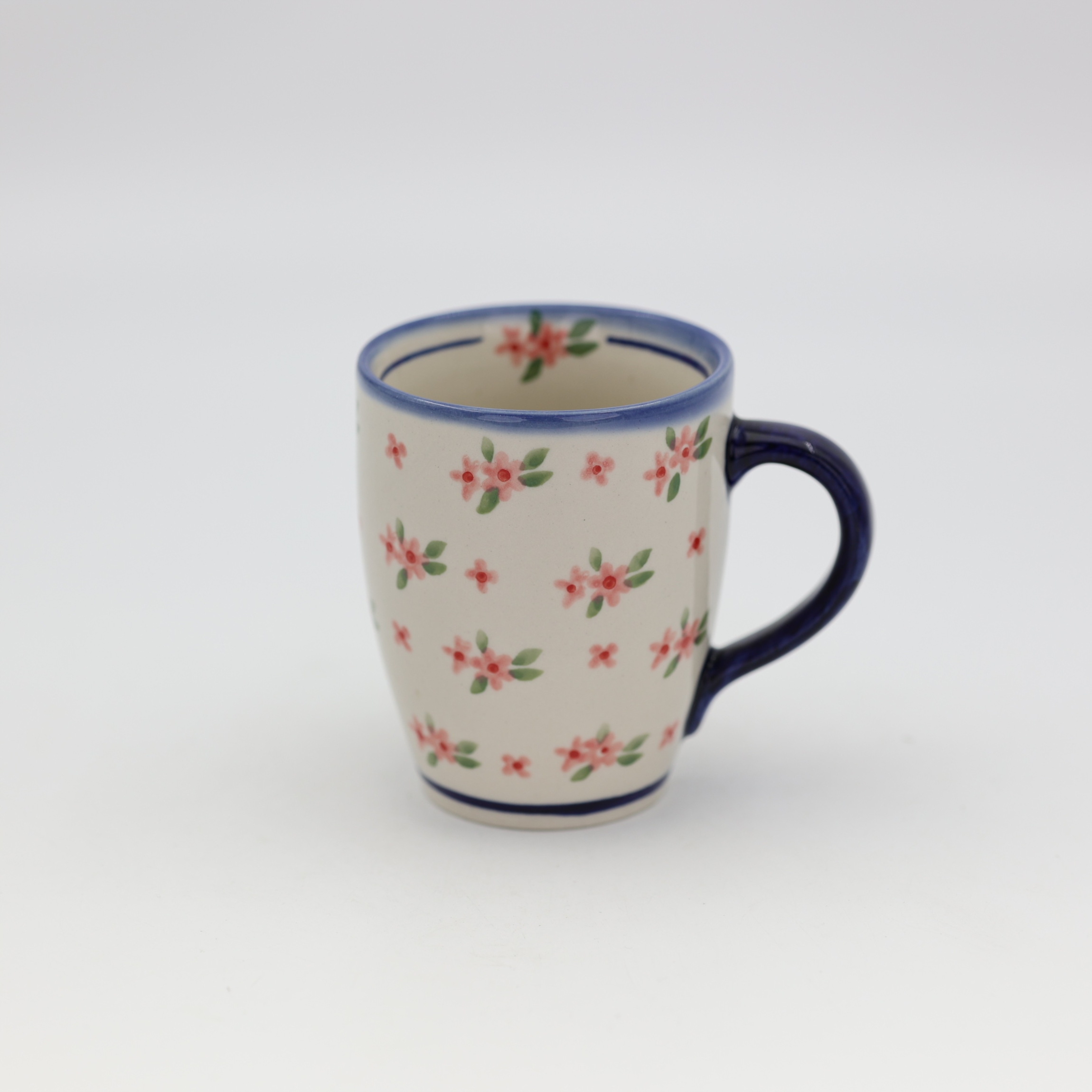 Kubek BEL A38 D141 – ręcznie malowana ceramika bolesławiecka w tradycyjnym wzorze, praktyczny i dekoracyjny do codziennego użytku.