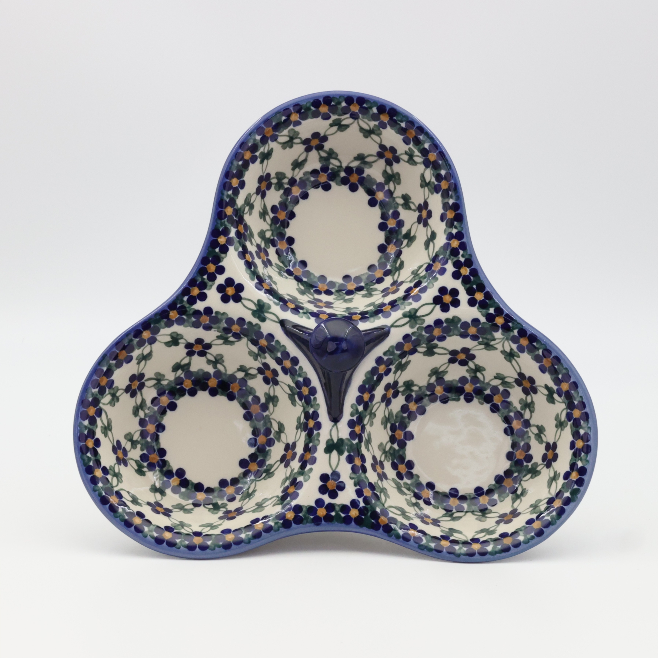 Tacka do serwowania potrójna A365 D6 – ręcznie malowana ceramika bolesławiecka, idealna do podawania przekąsek, serów i przystawek.