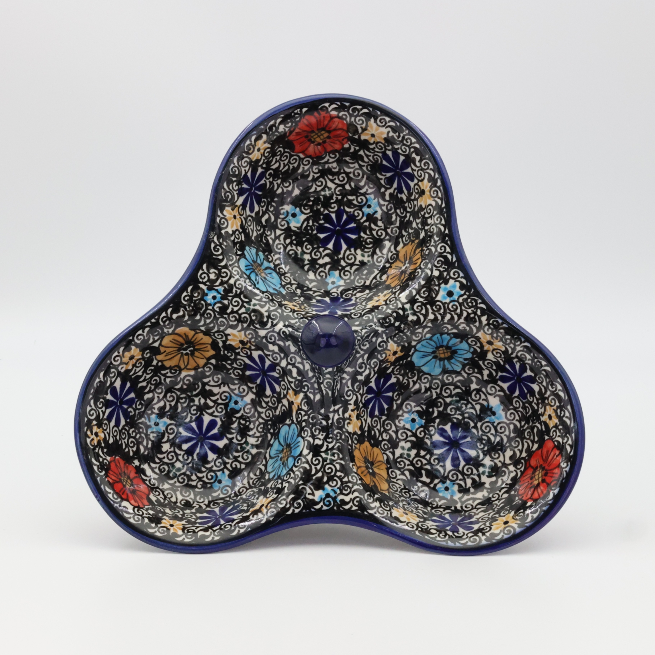 Tacka do serwowania potrójna A365 D66 – ręcznie malowana ceramika bolesławiecka, idealna do podawania przekąsek, serów i przystawek.