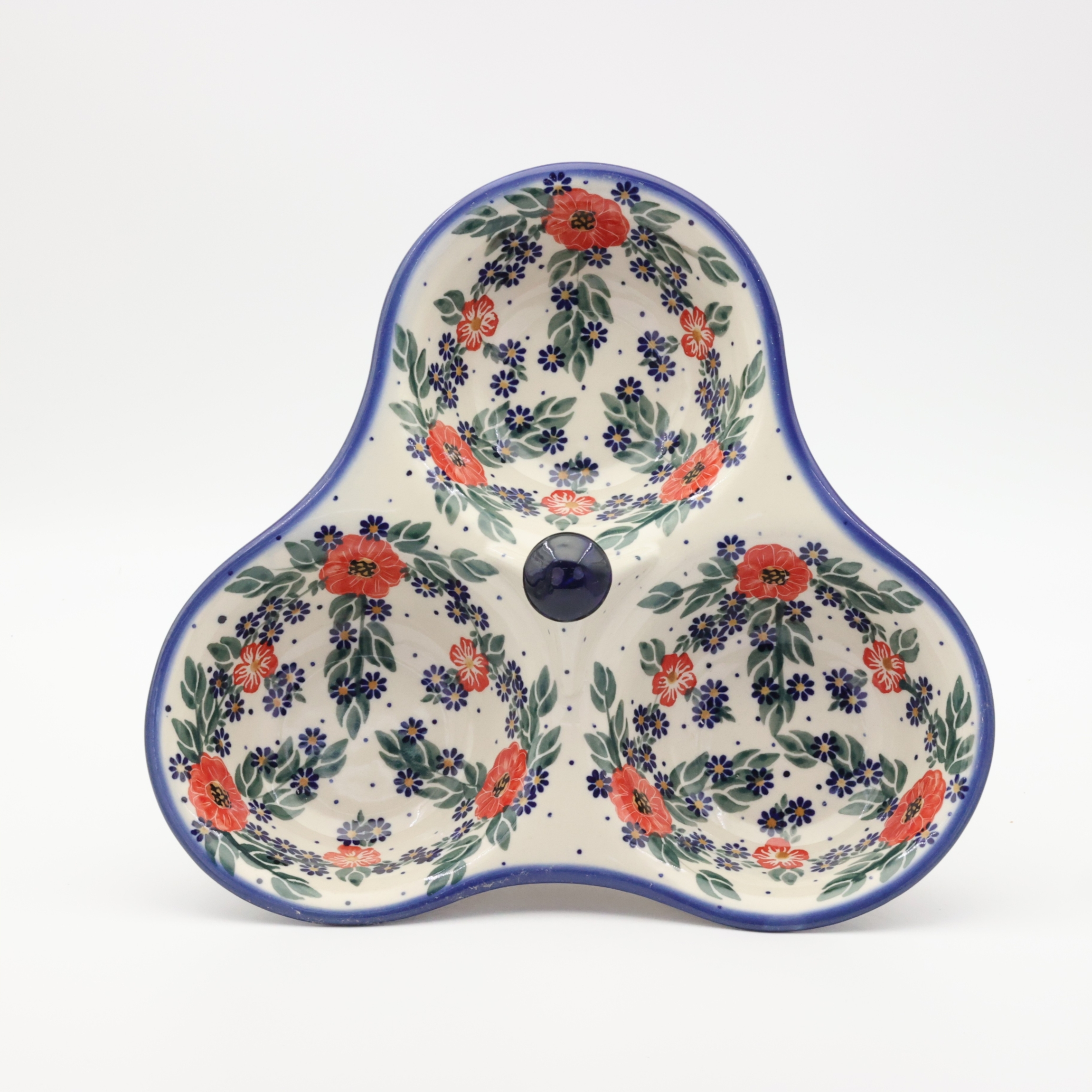 Tacka do serwowania potrójna A365 D56 – ręcznie malowana ceramika bolesławiecka, idealna do serwowania przekąsek, serów i przystawek.