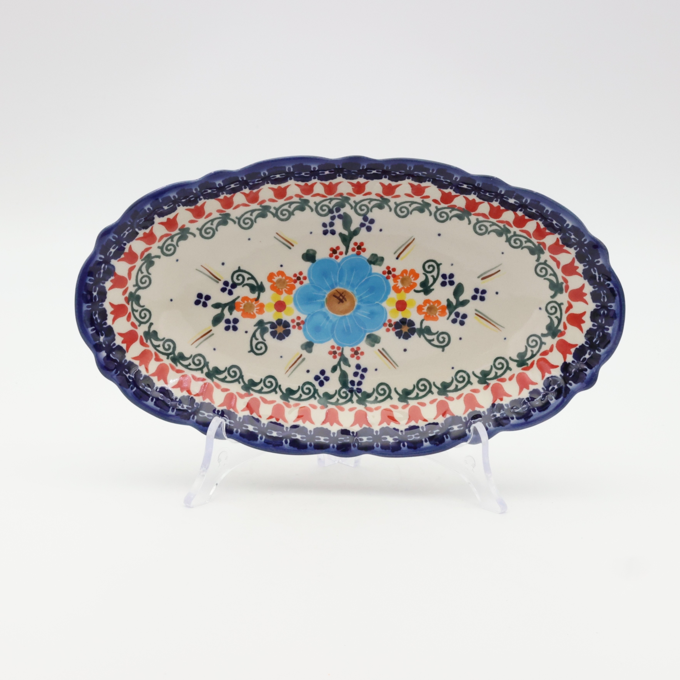 Półmisek z reliefem mały A260 D59 – ręcznie malowana ceramika bolesławiecka, idealna do podawania przystawek i deserów.