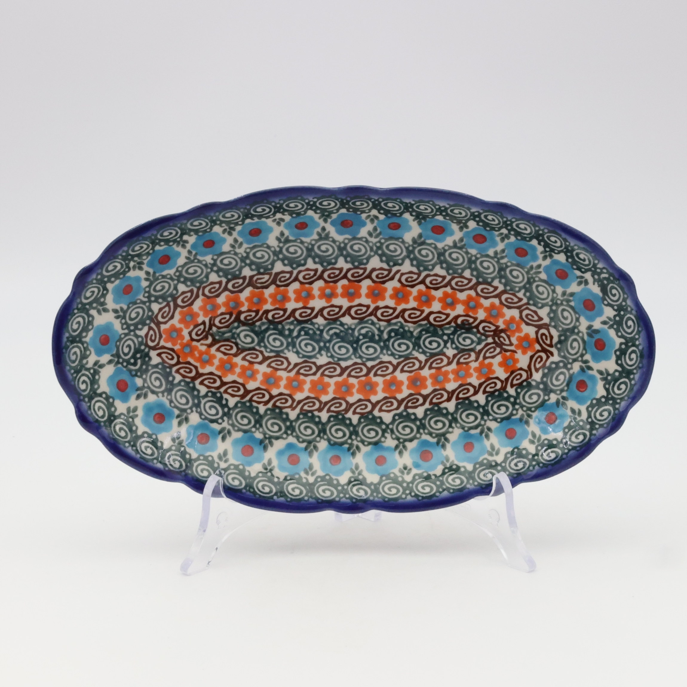 Półmisek z reliefem mały A260 D62 – ręcznie malowana ceramika bolesławiecka, idealna do podawania przystawek i deserów.