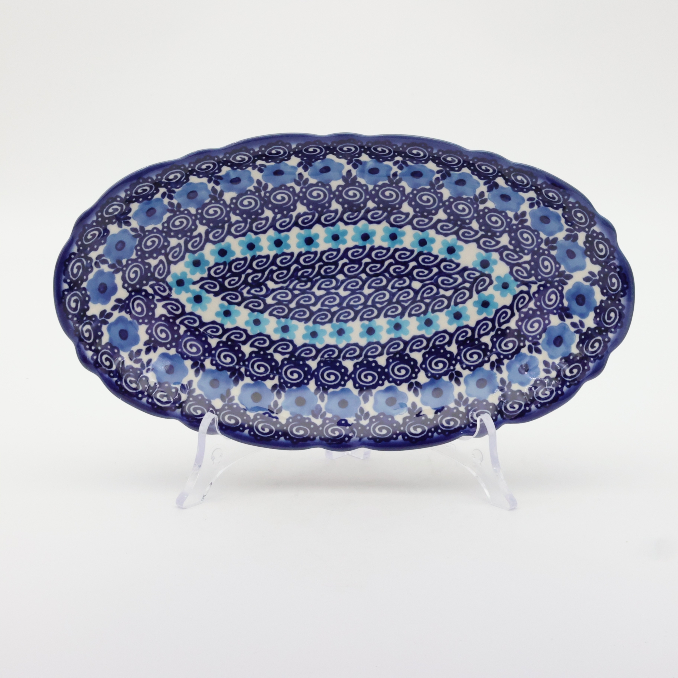 Półmisek z reliefem mały A260 D98 – ręcznie malowana ceramika bolesławiecka, idealna do podawania przystawek i deserów.