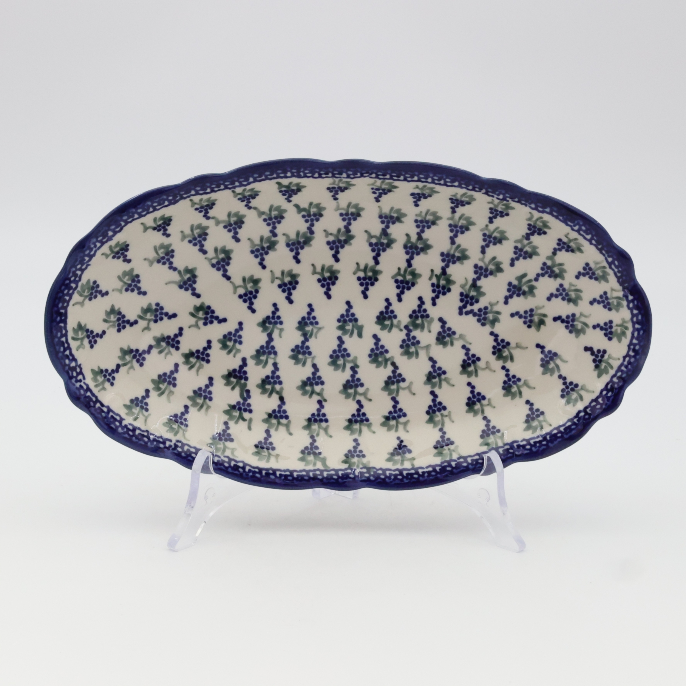 Półmisek z reliefem mały A260 D14 – ręcznie malowana ceramika bolesławiecka, idealna do podawania przystawek, deserów i owoców.