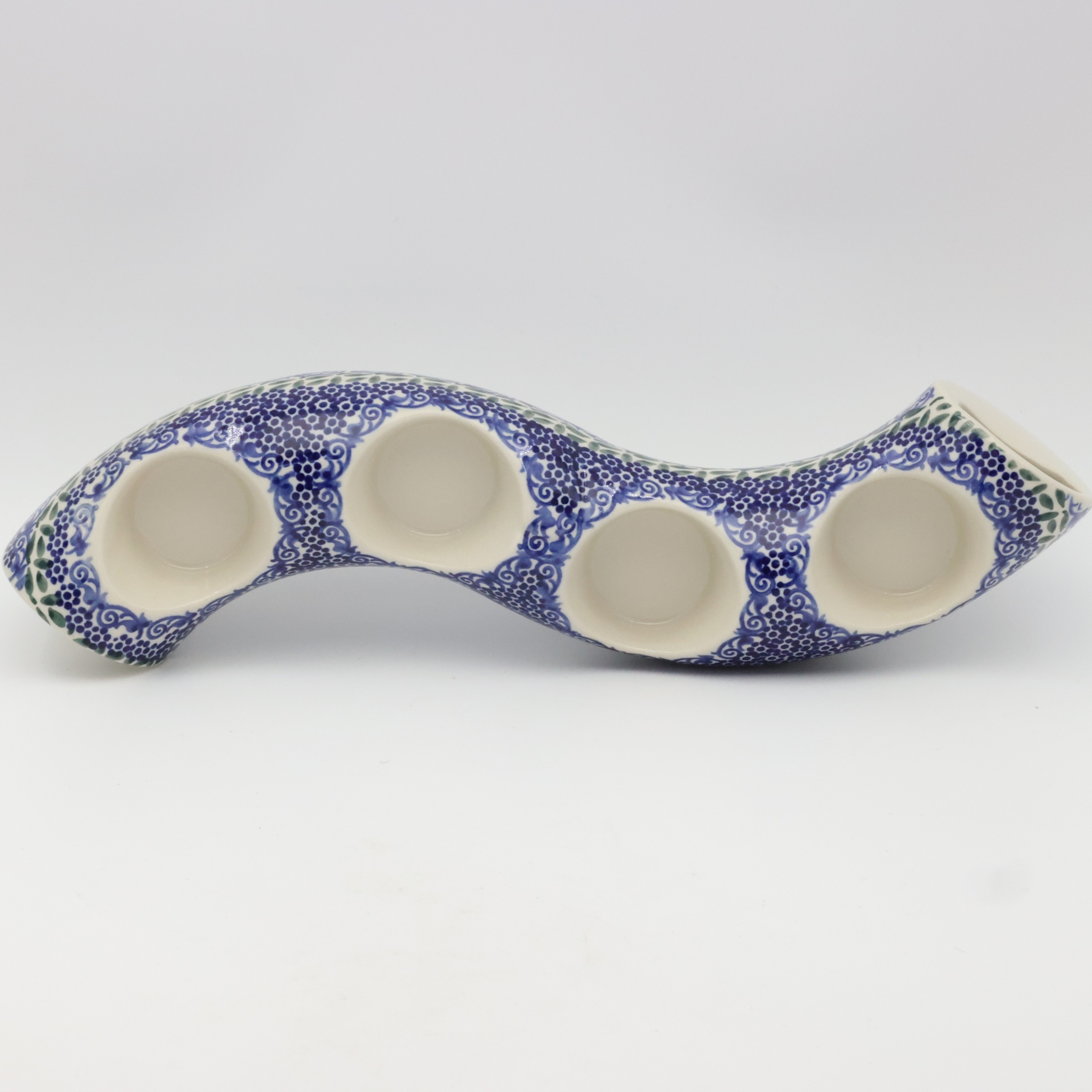 Ceramiczny świecznik bolesławiecki A750 D75 z klasycznym, tradycyjnym wzorem.