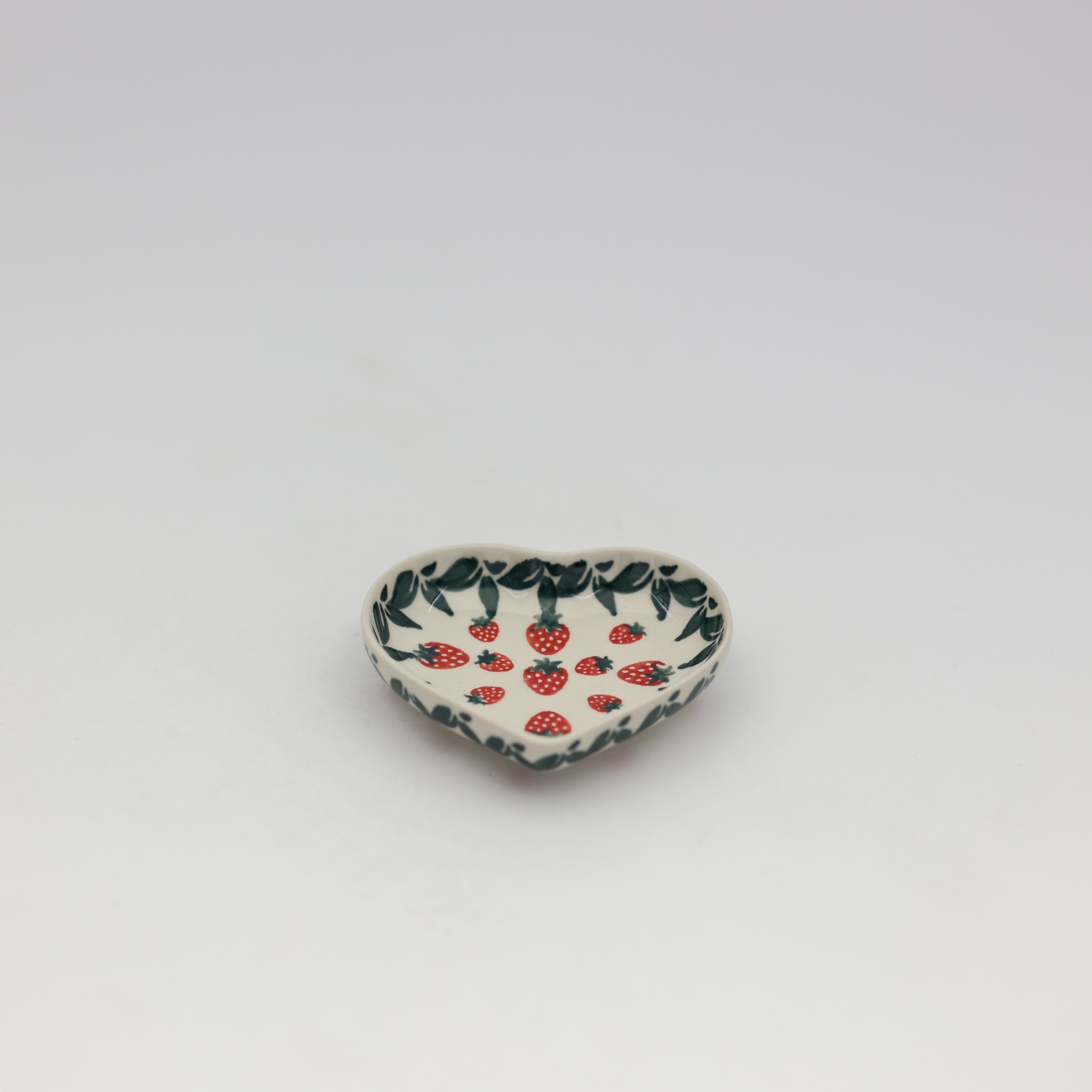 Podstawka w kształcie serca z ceramiki bolesławieckiej – ręcznie malowana.