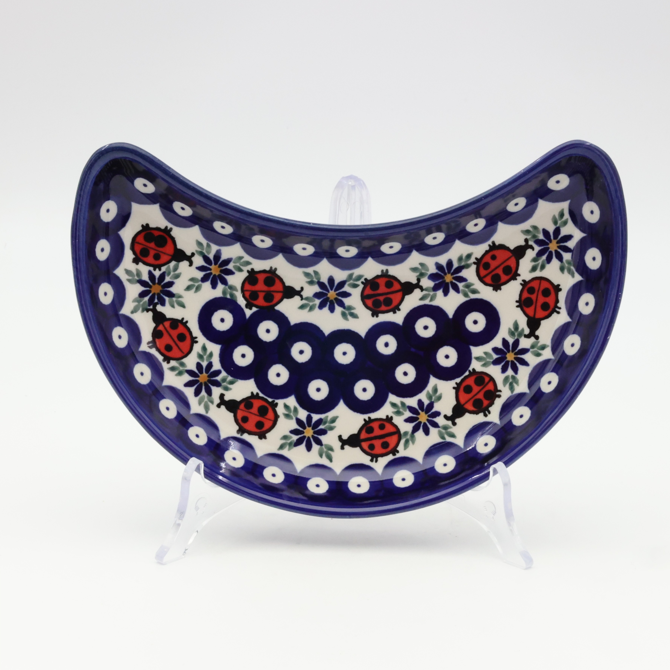 Unikatowa tacka Bolesławiec w kształcie półksiężyca, idealna do serwowania przekąsek.