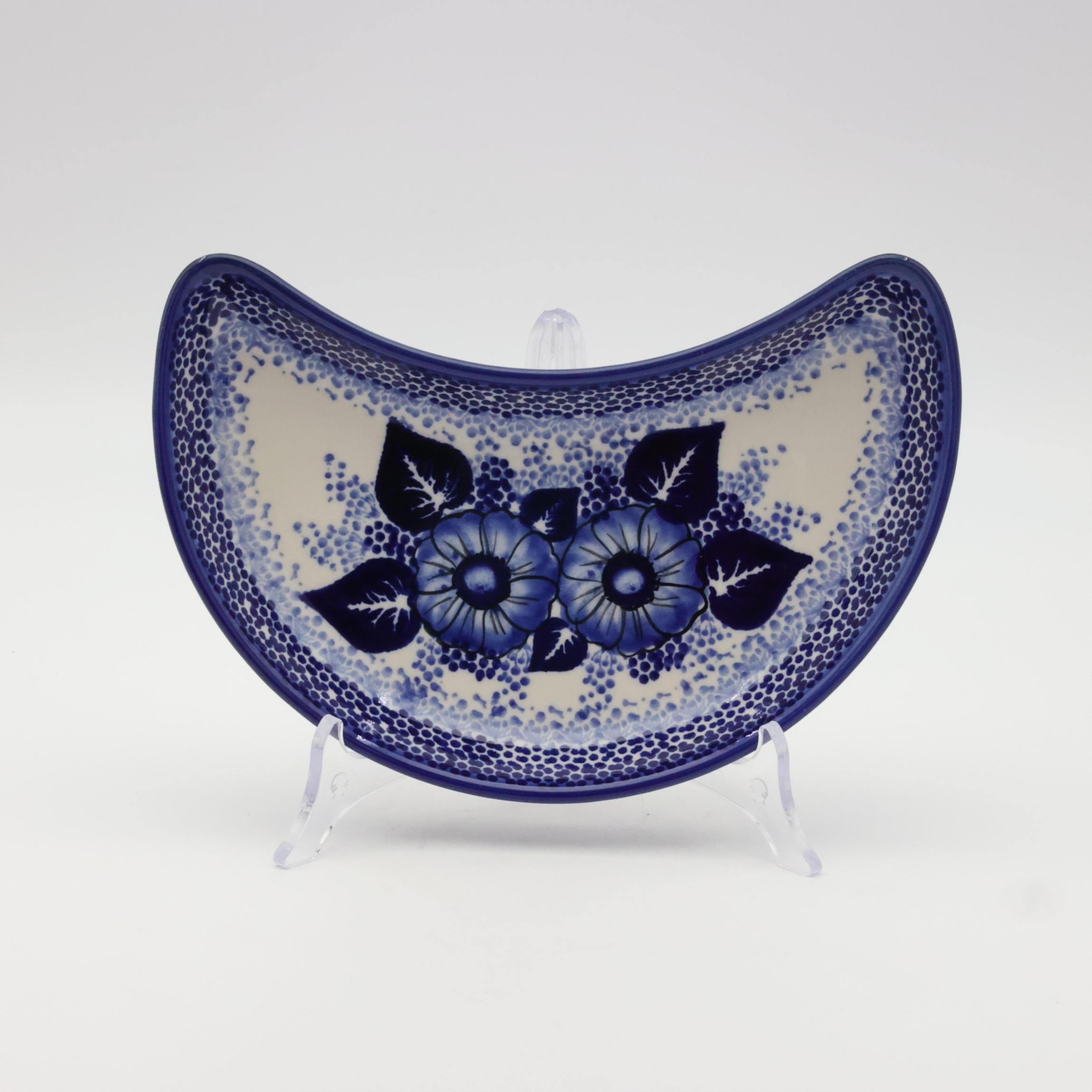 Tacka półksiężyc z ceramiki Bolesławiec, ręcznie malowana, tradycyjny polski design.