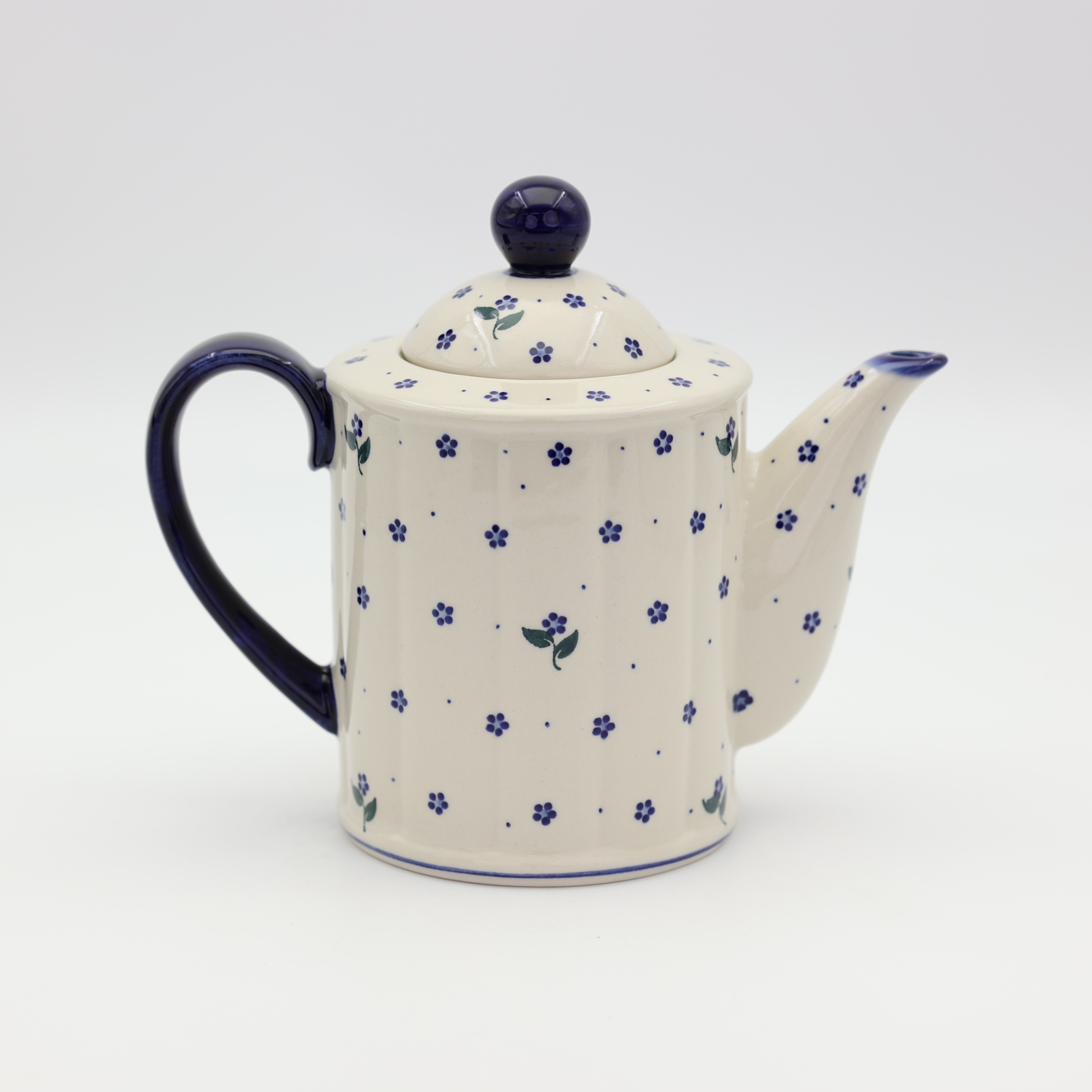 Czajnik ceramiczny Bolesławiec A72 D122 na stole – tradycyjna polska ceramika do herbaty.