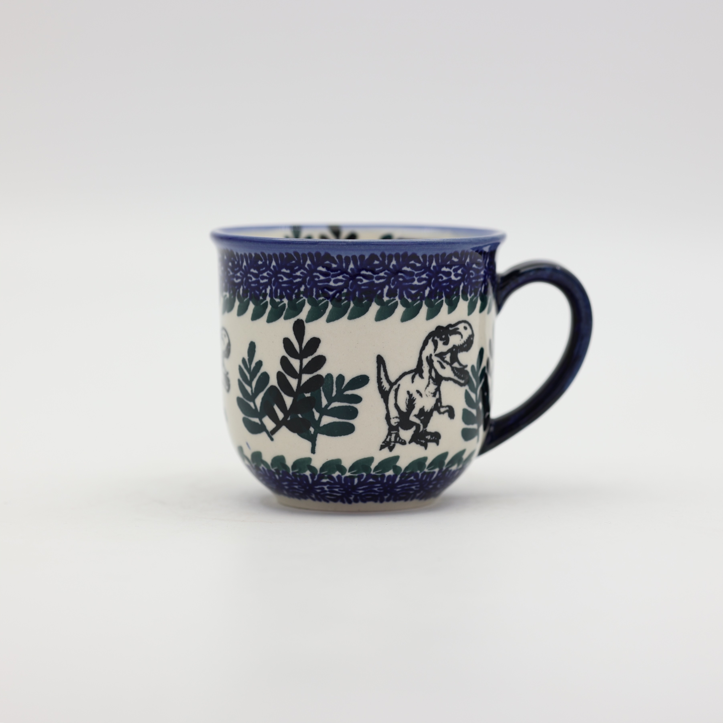 Filiżanka bolesławiecka to wyjątkowy przykład tradycyjnej, ręcznie zdobionej ceramiki, która od lat zachwyca miłośników pięknych i trwałych wyrobów użytkowych.