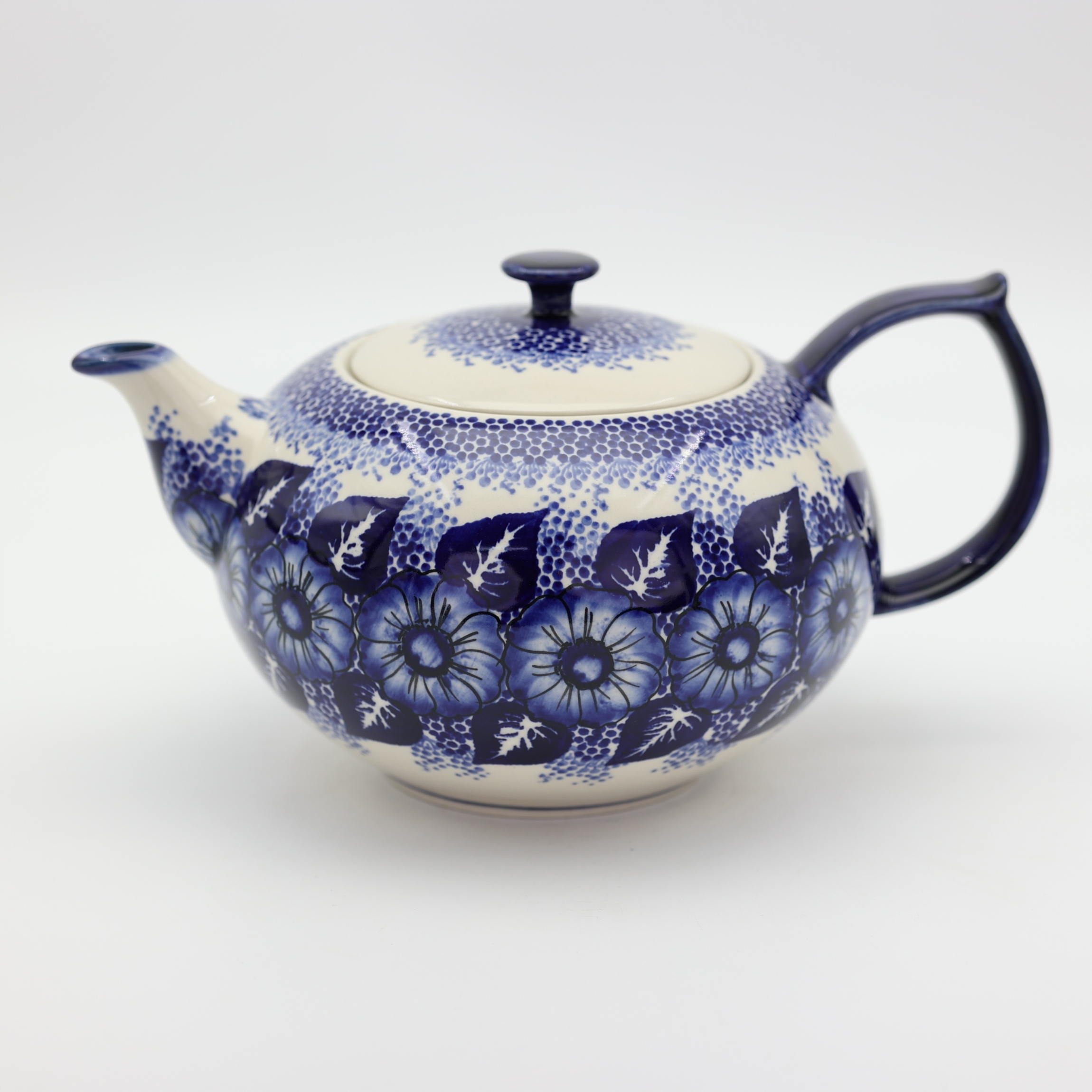 Czajnik bolesławiecki z ceramiki – ręcznie zdobiona ceramika z Bolesławca w tradycyjne kobaltowe wzory. Stylowy czajnik do herbaty, trwały i unikatowy element polskiego rzemiosła ceramicznego.