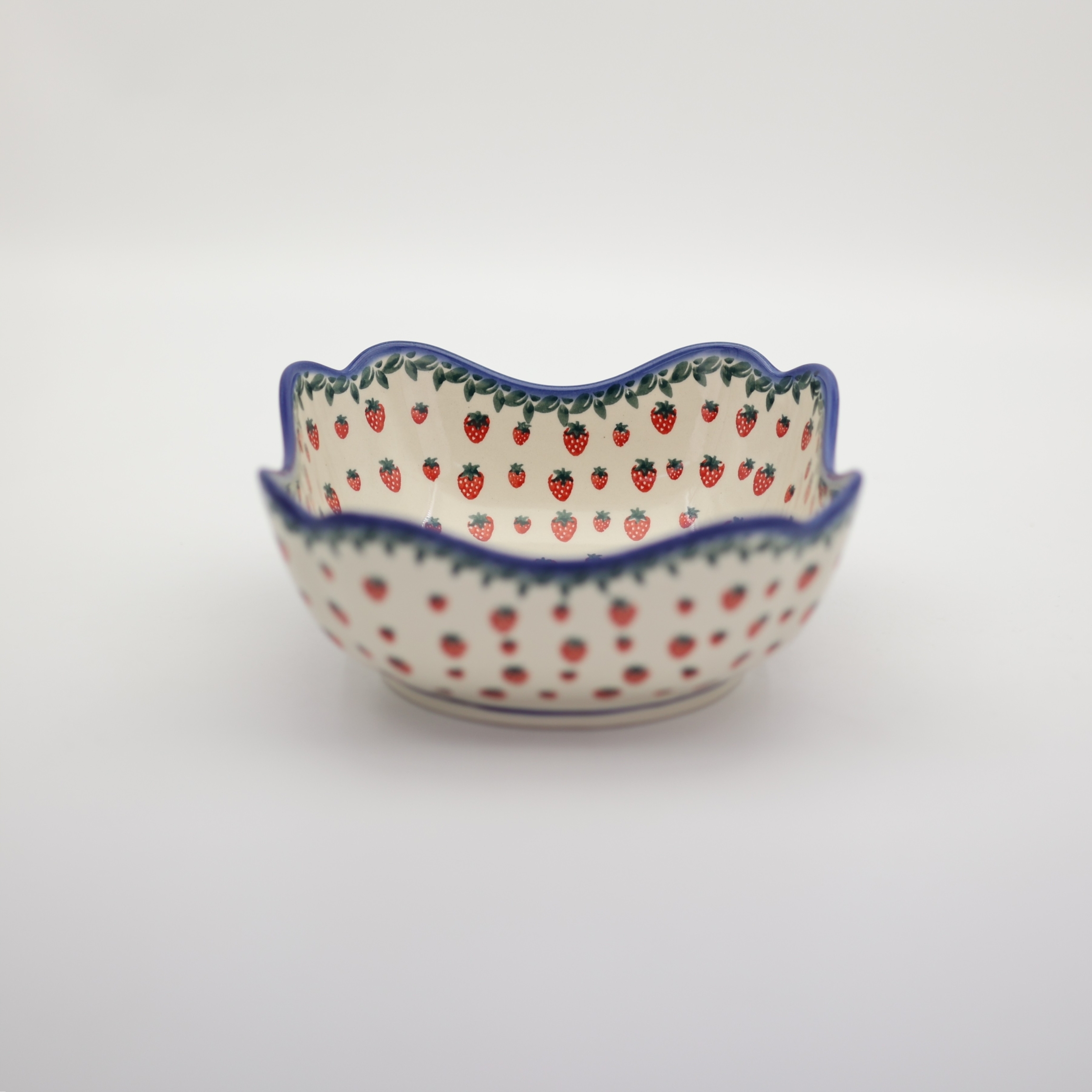 Mała miska ceramiczna TULIPAN z ceramiki bolesławieckiej – ręcznie zdobiona tradycyjnym wzorem kwiatowym. Idealna do deserów, przekąsek lub dodatków. Unikatowa ceramika z Bolesławca, trwała i dekoracyjna.